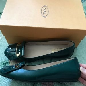 48 HRS! MUST GO!!! Tod’s Green fringe flats | EUC, BOX